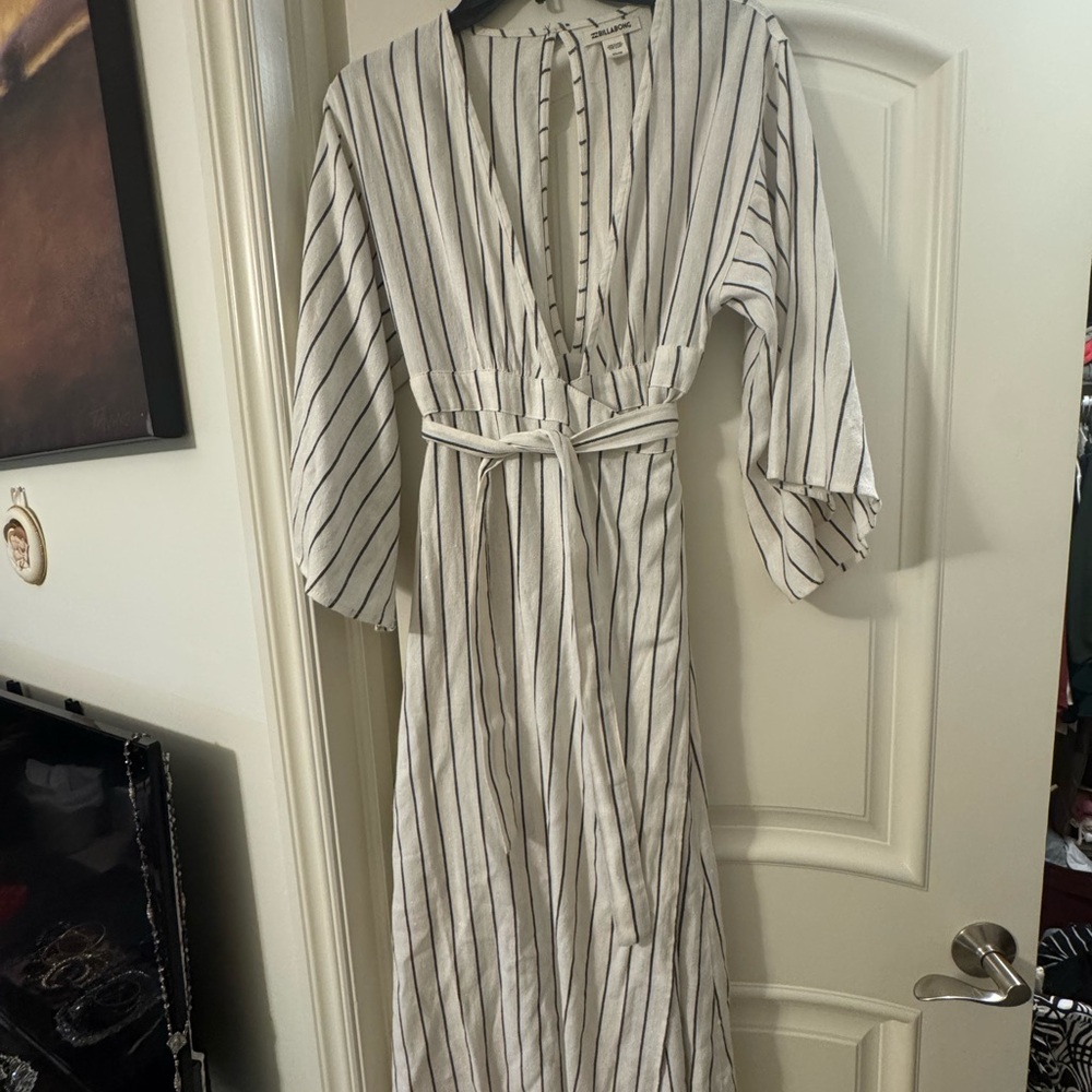 Billabong Black and White Striped mid  Sleeve wraparound Dress size small